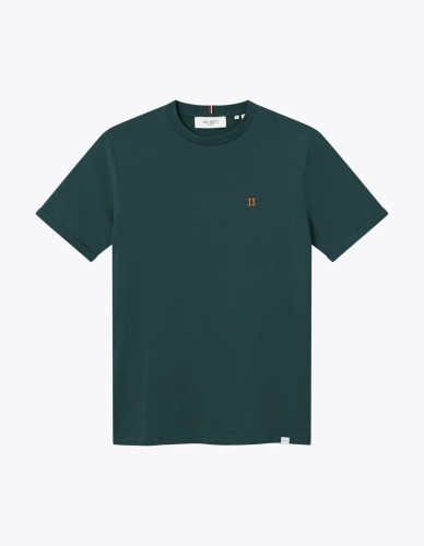 Noerregaard_T-Shirt_-_Seasonal-T-Shirt-LDM101155-546730-Pine_Green_Orange-5_d055b34e-8d6b-422a-aa0e-fdbeb895587f_1500x.jpg